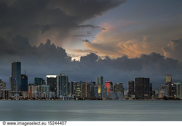 Geografie  USA  Florida  Miami  Miami Skyline bei DÃ¤mmerung  Blick von Virginia Key  Key Biscayne