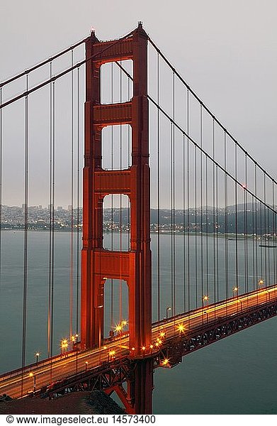 Geografie  USA  Kalifornien  Golden Gate Bridge bei Nacht  Marine Headlands  Golden Gate NRA  San Francisco