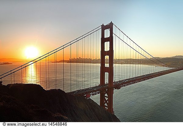 Geografie  USA  Kalifornien  Golden Gate Bridge bei Sonnenaufgang  Marine Headlands  Golden Gate NRA  San Francisco