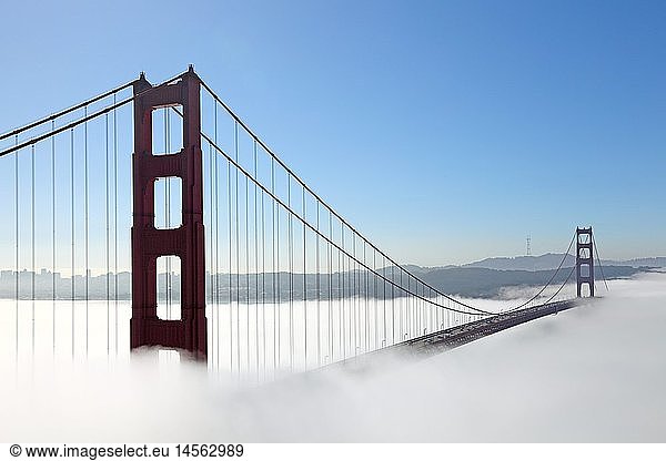 Geografie  USA  Kalifornien  Golden Gate Bridge mit Nebel  Golden Gate State Park  San Francisco