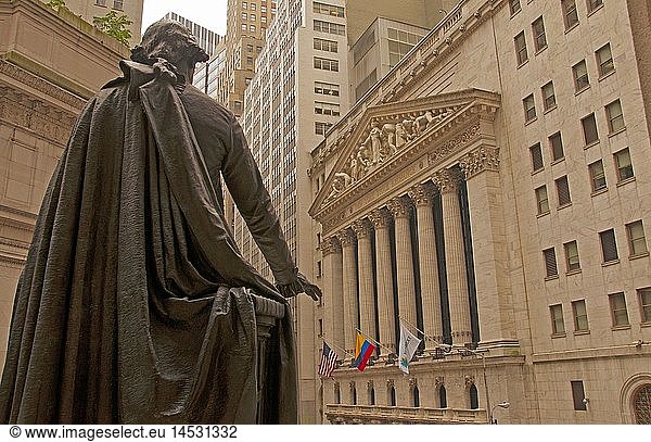 Geografie  USA  New York City  Wall Street  George-Washington-Denkmal vor der Federal Hall mit Blick auf die New York Stock Exchange