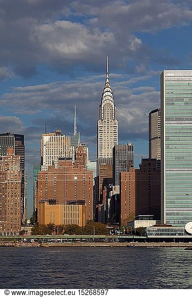 Geografie  USA  New York  New York City  Gantry Plaza State Park  Blick auf Midtown Manhattan  Chrysler Bldg.  UNO