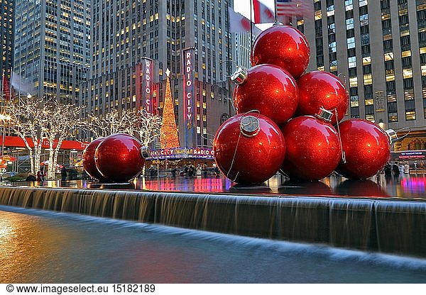 Geografie  USA  New York  New York City  Weihnachtlicher Schmuck bei Radio City Music Hall  Midtown  New York