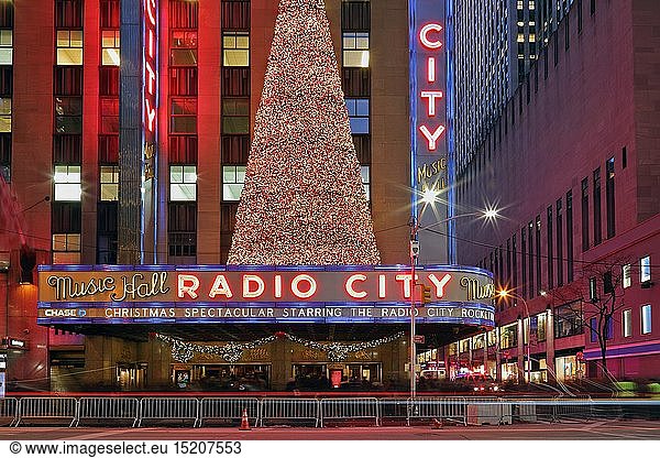 Geografie  USA  New York  New York City  Weihnachtlicher Schmuck bei Radio City Music Hall  Midtown  New York