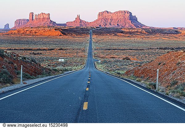 Geografie  USA  Utah  Monument Valley  Highway 163 bei Sonnenaufgang  Monument Valley