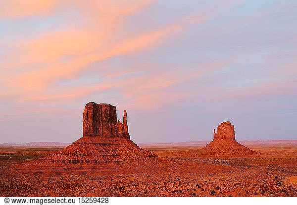 Geografie  USA  Utah  Monument Valley  The Mittens bei Sonnenuntergang  Monument Valley