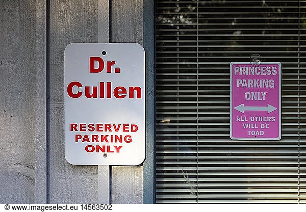 Geografie  USA  Washington  Forks  Dr. Cullen's Parkplatz beim Krankenhaus