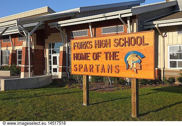 Geografie  USA  Washington  Forks High School  AuÃŸenansicht  Schild
