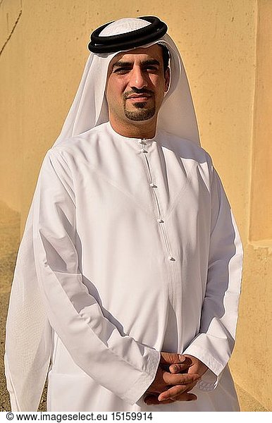 Geografie  Vereinigte Arabische Emirate  Einheimischer in typischer Dishdasha  weiÃŸer Umhang  Abu Dhabi