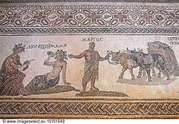 Geografie  Zypern  Paphos  ArchÃ¤ologischer Park  Haus des Dionysos  Raum 16  Dionysus und Akme mit Trauben und Wein  sowie Ikarios ein Ochsengespann fÃ¼hrend  das einen mit WeinschlÃ¤uchen beladenen Karren zieht