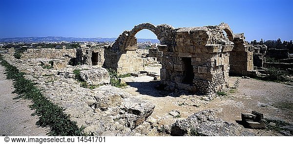 Geografie  Zypern  Paphos  SchlÃ¶sser / Burgen  Burgruine Saranda Kolonnes  erbaut: um 1200  zerstÃ¶rt: 1223 durch ein Erdbeben  AuÃŸenansicht