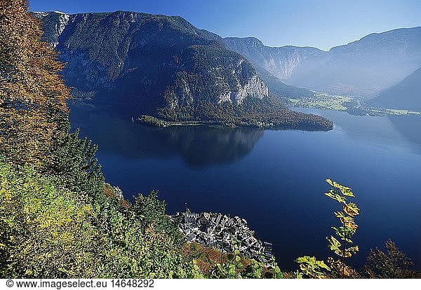 geography / travel  Austria  Salzkammergut  landscapes  view of the Hallstaedter See (lake) with Obertraun and Hallstatt