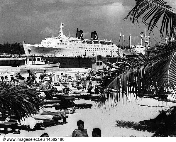 geography / travel  Bahamas  Nassau  harbour  view of the beach and the harbour  circa 1950s
