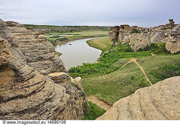 geography / travel  Canada  Alberta  A raft on Milk River seen from the Hoodoos along the Hoodoos Interpretive Trail in Writing on Stone Provincial Park  Southern Al