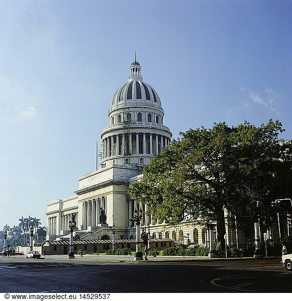 geography/travel  Cuba  Havanna  buildings  Capitol  built: 1926  exterior view  circa 1990  Central America  historic  historical  80s  1980s  90s  20th century  congress  parliament building  architecture  neo-classizism  dome  headquarter of government  CEAM  people  1990s