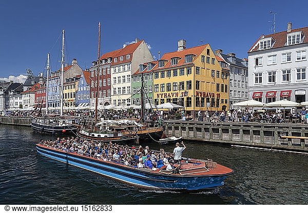 geography / travel  Denmark  Copenhagen  restaurants and pub on the canal in Nyhavn in Copenhagen