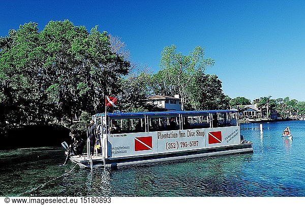geography / travel  Diving boat in the Three Sisters Manatee Sanctuary  USA  Florida  FL  Crystal River