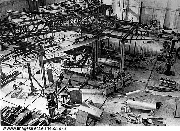 geography / travel  East Germany  industry  aircraft construction  jetplane Bade 152  hydraulic pressure test  VEB Flugzeugwerke Dresden  28.10.1958  production  factory  works  airplane  1950s  50s  20th century  historic  historical  people