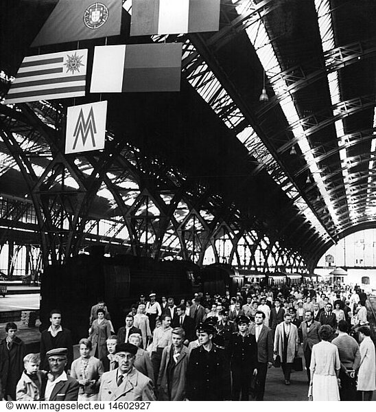 geography / travel  East Germany  trade  Leipzig autumn fair 1961  visitors arriving at the railway station  2.9.1961  people  crowd  transport  transportation  Saxony  Leipzig district  Central Europe  1960s  60s  20th century  historic  historical