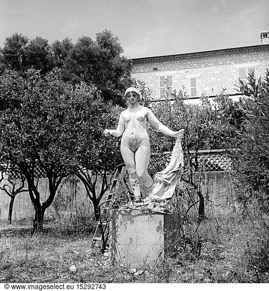 geography / travel  France  Cagnes-sur-Mer  museum / museums  Renoir Museum  garden with sculpture  1950s
