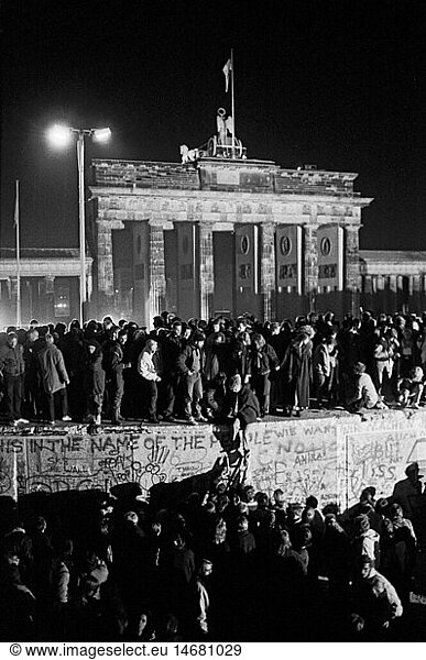 geography / travel  Germany  Berlin  Berlin Wall  young people standing on the Wall  celebrating the opening  Pariser Platz in front of the Brandenburger Tor  10. / 11.11.1989  GDR  East Germany  historic  historical  Brandenburg Gate  fall  down  20th century  1980s  80s  turn of events  history  politics  climbing  November'89  November 89