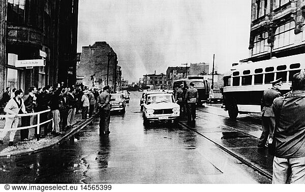 geography / travel  Germany  Berlin  politics  Westberlin demonstrators insulting Soviet soldiers in a bus  Friedrichstrasse  18.8.1962