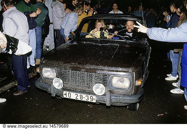 geography / travel  Germany  Fall of the Berlin Wall  GDR citizen in Wartburg car at checkpoint  Berlin  November 1989  historic  historical  20th century  1980s  80s  opening  down  night  people  celebrating  happy  greeting  welcome  welcoming  November'89  November 89  handsign  hand sign  gesture  gesticulating  gestures