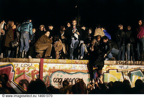 geography / travel  Germany  Fall of the Berlin Wall  people climbing on the Wall  Berlin  9.11.1989  historic  historical  20th century  1980s  80s  opening  down  November'89  November 89  East Germany  East-Germany  German border