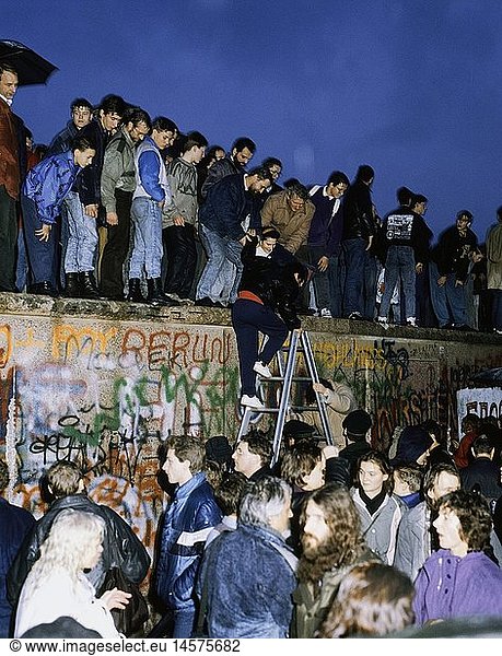 geography / travel  Germany  Fall of the Berlin Wall  people standing on the Wall  Berlin  9.11.1989  historic  historical  20th century  1980s  80s  opening  down  November'89  November 89  East Germany  East-Germany  German border