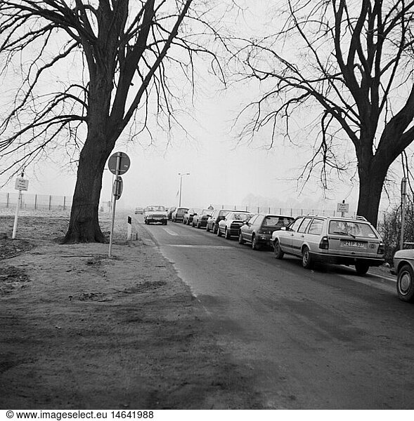 geography / travel  Germany  GDR  Fall of the Berlin Wall  November'89  cars waiting at border crossing point to East-Germany  Mustin/Ratzeburg  early December 1989  East-Germany  East Germany  historic  historical  20th century  1980s  80s  road  traffic jam
