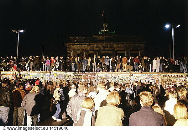geography / travel  Germany  German reunification  fall of the Berlin Wall  9.11.1989  crowd of people on the wall  historic  historical  Europe  20th century  1980s  GDR  wall opening  Brandenburger Tor  Gate  politics  events  event  open  East Germany  night  November'89  November 89