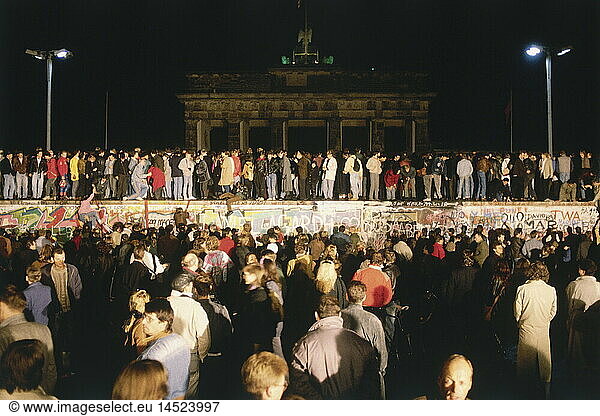 geography / travel  Germany  German reunification  fall of the Berlin Wall  9.11.1989  crowd of people on the wall  historic  historical  Europe  20th century  1980s  GDR  wall opening  Brandenburger Tor  Gate  politics  events  event  open  East Germany  night  November'89  November 89
