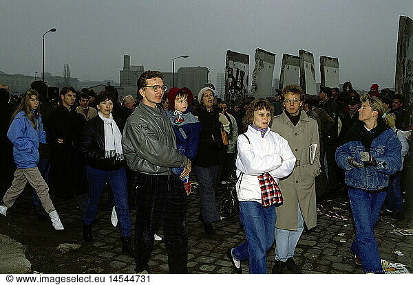 geography/travel  Germany  reunification  fall of the Berlin Wall  9.11.1989  checkpoint Bernauer Strasse  10.11.1989  East Germany  GDR  opening  crowd  20th century  historic  historical  November'89  November 89  people  freedom  crossing border  1980s