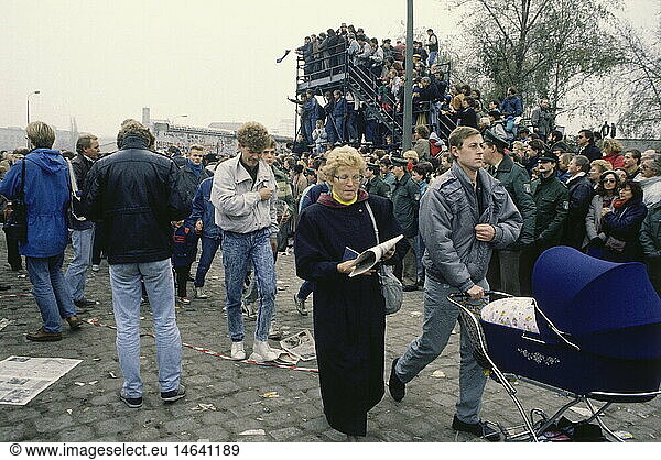geography/travel  Germany  reunification  fall of the Berlin Wall  9.11.1989  checkpoint Bernauer Strasse  10.11.1989  East Germany  GDR  opening  crowd  20th century  historic  historical  November'89  November 89  people  1980s