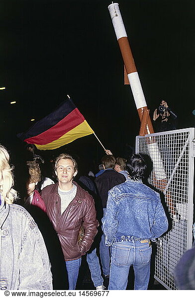 geography/travel  Germany  reunification  fall of the Berlin Wall  9.11.1989  checkpoint Bornholm Bridge  East Germany  GDR  opening  20th century  historic  historical  November'89  November 89  barrier  German border  crossing  East-Germany  West-Germany  people  flag  1980s