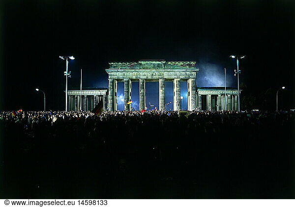 geography / travel  Germany  reunion  celebration  Brandenburg Gate  Berlin  2. - 3.10.1990