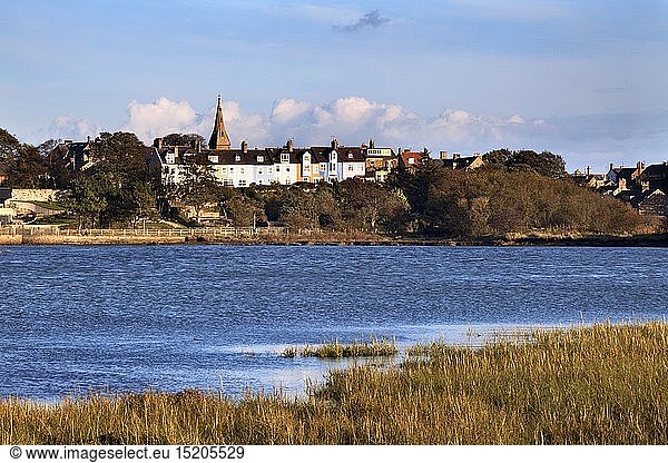 geography / travel  Great Britain  England  Alnmouth  Lovaine Terrace across the Aln Estuary Alnmouth Northumberland
