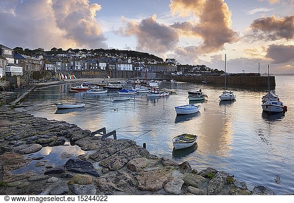 Geography / travel  Great Britain  England  Cornwall  Mousehole Harbour at dawn