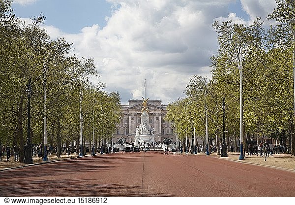 Geography / travel  Great Britain  England  St. James's Park  The Mall  and Buckingham Palace  London  United Kingdom