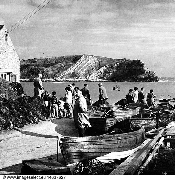 geography / travel  Great Britain  fishing  tourists and fisherman at Lulworth Cove  1960s