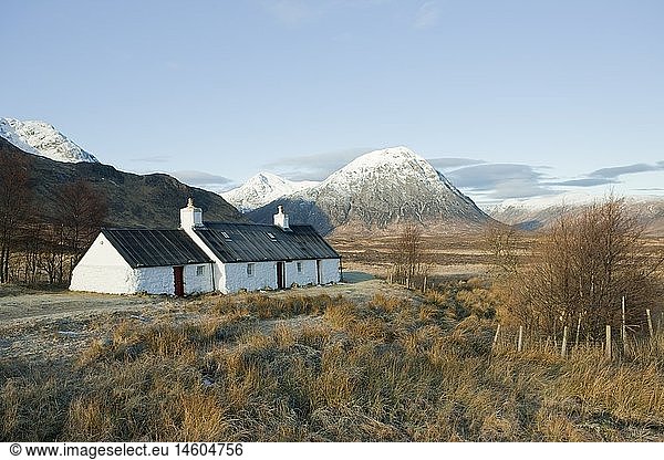 geography / travel  Great Britain  Scotland  district Agyll and Bute  Scottish Highlands  hiking and skiing area Glen Coe  Cottage