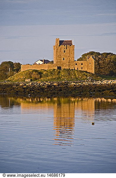geography / travel  Ireland  Galway  Kinvara  castles  Dunguaire Castle  built: 1520  exterior view
