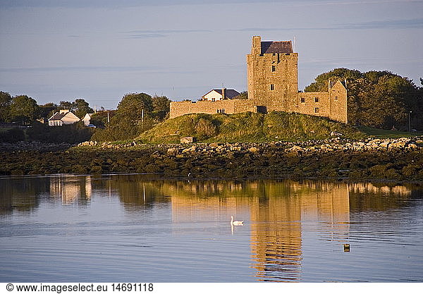 geography / travel  Ireland  Galway  Kinvara  castles  Dunguaire Castle  built: 1520  exterior view
