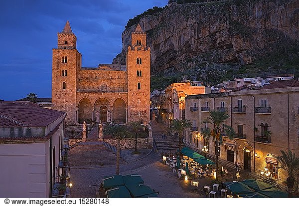 geography / travel  Italy  Cathedral San Salvatore  Piazza Duomo  Cefalu  Sicily  Europe