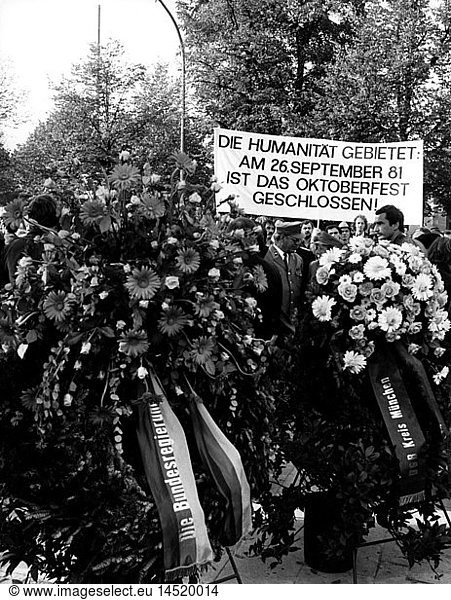 geography / travel  Munich  Oktoberfest  bomb attack  26.9.1980  commemoration  Theresienwiese  26.9.1981  wreaths of the German federal government and the trade union organisation of the Munich district  Wiesn  Bavaria  obsequies  1980s  80s  20th century  historic  historical  wreath  people