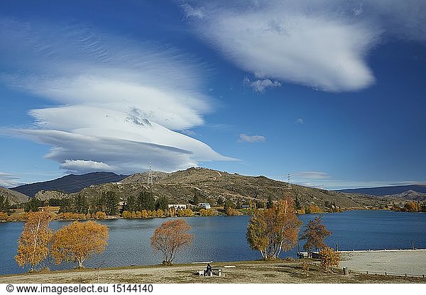 geography / travel  New Zealand  Lenticular clouds over Cairnmuir Range  Cornish Point  and Lake Dunstan  Cromwell  Central Otago  South Island