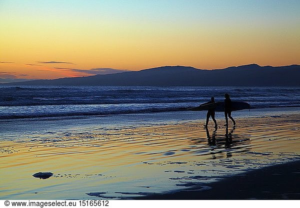 geography / travel  New Zealand  South Island  Canterbury  Christchurch  surfers  New Brighton Beach  dawn  colour  reflection  people