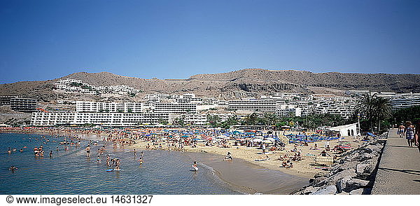 geography / travel  Spain  Canary Islands  Gran Canaria  Puerto Rico  beach  view to hotels