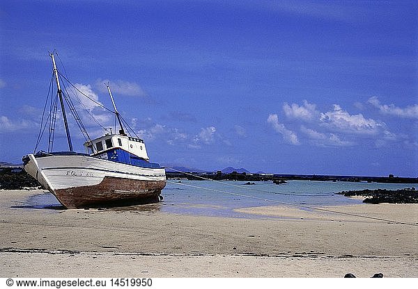 geography / travel  Spain  Canary Islands  Lanzarote  fishing cutter on the beach  northeast near Gameos del Agua