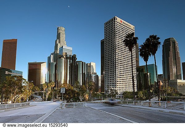 geography / travel  USA  California  Los Angeles  downtown Los Angeles  4th Street Bridge  harbour Freeway (I-110)